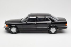 Mercedes 560 SEL W126 Musta Jälleenmyyjäpainos Norev 1:18 B66040599 Metalli — kuva 4 / 8