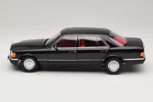 Mercedes 560 SEL W126 Musta Punaisella Sisustuksella Norev 1:18 183788 Metalli — kuva 3 / 8