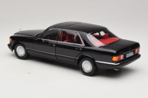 Mercedes 560 SEL W126 Musta Punaisella Sisustuksella Norev 1:18 183788 Metalli — kuva 4 / 8