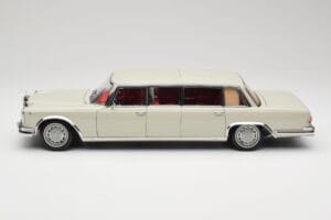 Mercedes 600 Pullman W100 Vaaleanharmaa NZG 1:18 B66040708 Metalli — kuva 4 / 8