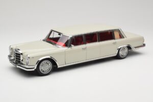 Mercedes 600 Pullman W100 Vaaleanharmaa NZG 1:18 B66040708 Metalli