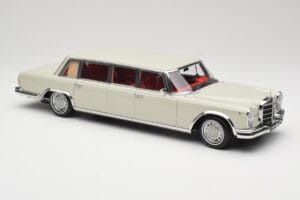 Mercedes 600 Pullman W100 Vaaleanharmaa NZG 1:18 B66040708 Metalli — kuva 6 / 8