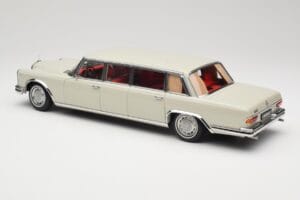 Mercedes 600 Pullman W100 Vaaleanharmaa NZG 1:18 B66040708 Metalli — kuva 7 / 8