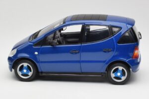 Mercedes A-Class W168 Tummansininen Maisto 1:18 B66005219 Metalli — kuva 4 / 8