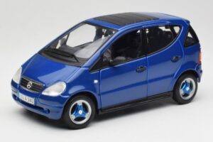 Mercedes A-Class W168 Tummansininen Maisto 1:18 B66005219 Metalli