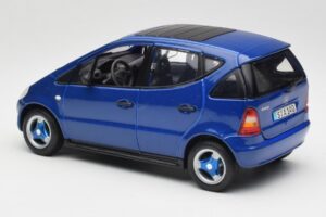 Mercedes A-Class W168 Tummansininen Maisto 1:18 B66005219 Metalli — kuva 7 / 8