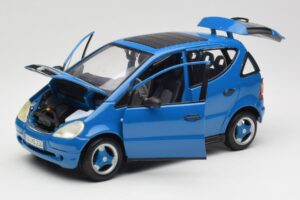 Mercedes A-Class W168 Vaaleansininen Maisto 1:18 37800-M5 Metalli — kuva 2 / 8