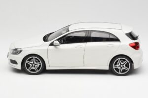 Mercedes A-Class W176 Cirrus Valkoinen Norev 1:18 B66960126 Metalli — kuva 4 / 8