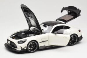 Mercedes AMG GT C190 Black Series Diamond White Metallic Minichamps 1:18 110032020 Metalli — kuva 2 / 8