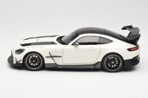Mercedes AMG GT C190 Black Series Diamond White Metallic Minichamps 1:18 110032020 Metalli — kuva 4 / 8