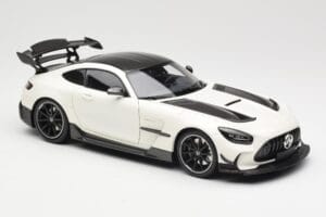 Mercedes AMG GT C190 Black Series Diamond White Metallic Minichamps 1:18 110032020 Metalli — kuva 6 / 8