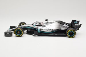 Mercedes AMG Petronas W10 #44 L. Hamilton F1 World Champion Dealer Edition 2019 Minichamps 1:18 B66960567 Metalli — kuva 3 / 7