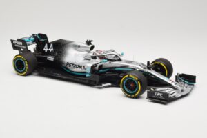 Mercedes AMG Petronas W10 #44 L. Hamilton F1 World Champion Dealer Edition 2019 Minichamps 1:18 B66960567 Metalli — kuva 4 / 7