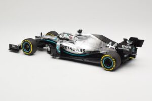 Mercedes AMG Petronas W10 #44 L. Hamilton F1 World Champion Dealer Edition 2019 Minichamps 1:18 B66960567 Metalli — kuva 5 / 7