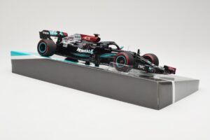 Mercedes AMG Petronas W12 E Performance #44 L. Hamilton Bahrain GP 2021 Minichamps 1:18 113210144 Metalli — kuva 4 / 6