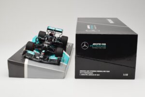 Mercedes AMG Petronas W12 E Performance #44 L. Hamilton Bahrain GP 2021 Minichamps 1:18 113210144 Metalli — kuva 6 / 6