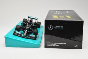Mercedes AMG Petronas W12 E Performance #44 L. Hamilton Russian GP 2021 Minichamps 1:18 113211544 Metalli — kuva 6 / 6