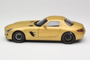 Mercedes AMG SLS C197 Kulta Minichamps 1:18 100039024 Metalli — kuva 4 / 8