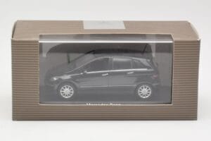 Mercedes B-Class W245 Cosmos Black Minichamps 1:43 B66962218 Metalli — kuva 4 / 4