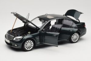 Mercedes C-Class W204 Avantgarde Tummanvihreä AUTOart 1:18 B66962366 Metalli — kuva 3 / 8