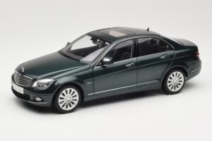 Mercedes C-Class W204 Avantgarde Tummanvihreä AUTOart 1:18 B66962366 Metalli