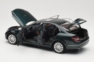 Mercedes C-Class W204 Avantgarde Tummanvihreä AUTOart 1:18 B66962366 Metalli — kuva 5 / 8