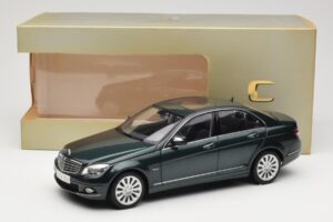 Mercedes C-Class W204 Avantgarde Tummanvihreä AUTOart 1:18 B66962366 Metalli — kuva 8 / 8