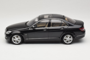 Mercedes C-Class W204 Obsidian Black AUTOart 1:18 B66962367 Metalli — kuva 4 / 8