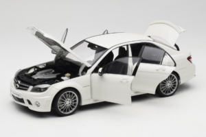 Mercedes AMG C63 W204 Valkoinen AUTOart 1:18 72674-R1 Metalli — kuva 2 / 8