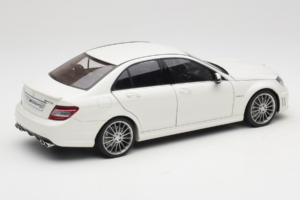 Mercedes AMG C63 W204 Valkoinen AUTOart 1:18 72674-R1 Metalli — kuva 3 / 8