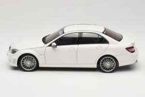 Mercedes AMG C63 W204 Valkoinen AUTOart 1:18 72674-R1 Metalli — kuva 4 / 8
