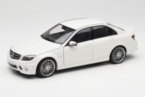 Mercedes AMG C63 W204 Valkoinen AUTOart 1:18 72674-R1 Metalli
