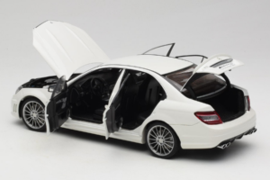 Mercedes AMG C63 W204 Valkoinen AUTOart 1:18 72674-R1 Metalli — kuva 5 / 8
