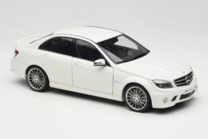 Mercedes AMG C63 W204 Valkoinen AUTOart 1:18 72674-R1 Metalli — kuva 6 / 8
