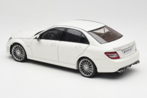 Mercedes AMG C63 W204 Valkoinen AUTOart 1:18 72674-R1 Metalli — kuva 7 / 8