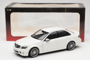 Mercedes AMG C63 W204 Valkoinen AUTOart 1:18 72674-R1 Metalli — kuva 8 / 8