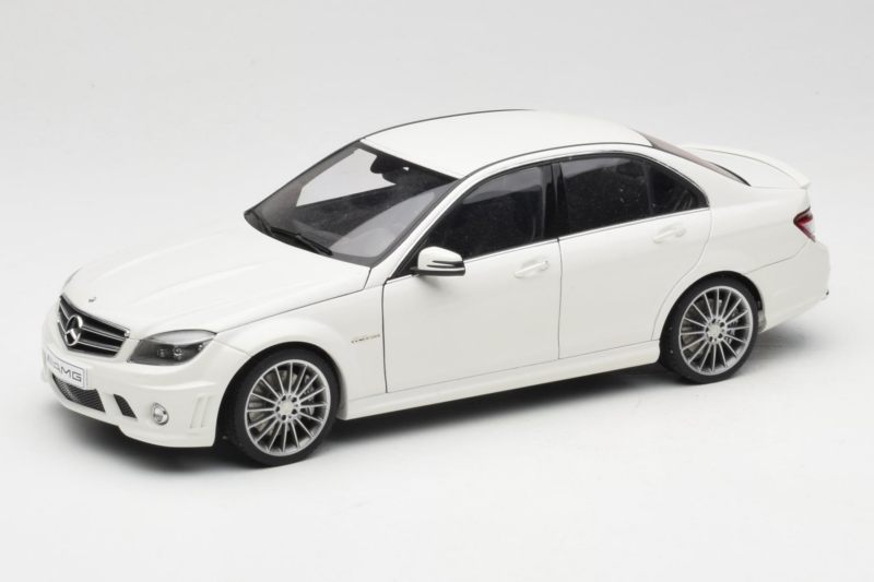 Mercedes AMG C63 W204 Valkoinen AUTOart 1:18 72674-R1 Metalli
