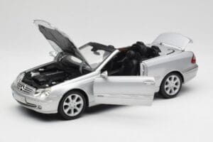 Mercedes CLK 500 Cabriolet Elegance A209 Hopea Kyosho 1:18 B66962172 Metalli — kuva 2 / 8