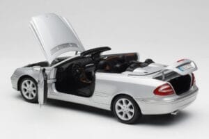 Mercedes CLK 500 Cabriolet Elegance A209 Hopea Kyosho 1:18 B66962172 Metalli — kuva 5 / 8