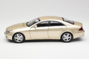 Mercedes CLS C219 Vaalea Beige Kulta Kyosho 1:18 08401LBE Metalli — kuva 4 / 8