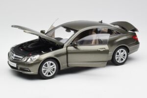 Mercedes E-Class Coupe C207 Titanite Harmaa Metallic Minichamps 1:18 B66962419 Metalli — kuva 2 / 8