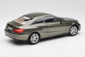 Mercedes E-Class Coupe C207 Titanite Harmaa Metallic Minichamps 1:18 B66962419 Metalli — kuva 3 / 8
