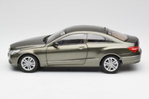 Mercedes E-Class Coupe C207 Titanite Harmaa Metallic Minichamps 1:18 B66962419 Metalli — kuva 4 / 8