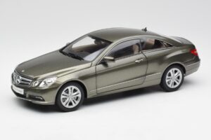 Mercedes E-Class Coupe C207 Titanite Harmaa Metallic Minichamps 1:18 B66962419 Metalli