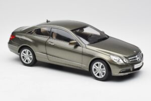 Mercedes E-Class Coupe C207 Titanite Harmaa Metallic Minichamps 1:18 B66962419 Metalli — kuva 6 / 8