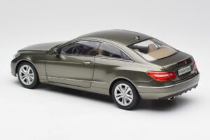 Mercedes E-Class Coupe C207 Titanite Harmaa Metallic Minichamps 1:18 B66962419 Metalli — kuva 7 / 8