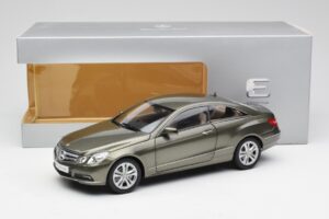 Mercedes E-Class Coupe C207 Titanite Harmaa Metallic Minichamps 1:18 B66962419 Metalli — kuva 8 / 8