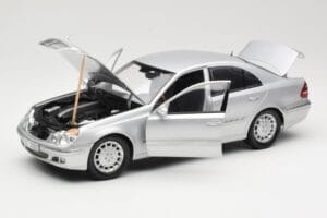 Mercedes E-Class W211 Hopea Kyosho 1:18 B66962146 Metalli — kuva 2 / 8