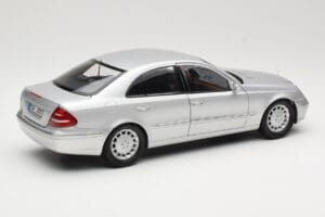 Mercedes E-Class W211 Hopea Kyosho 1:18 B66962146 Metalli — kuva 3 / 8