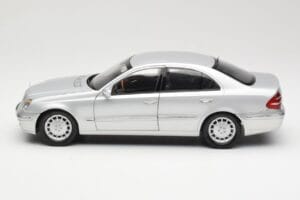Mercedes E-Class W211 Hopea Kyosho 1:18 B66962146 Metalli — kuva 4 / 8